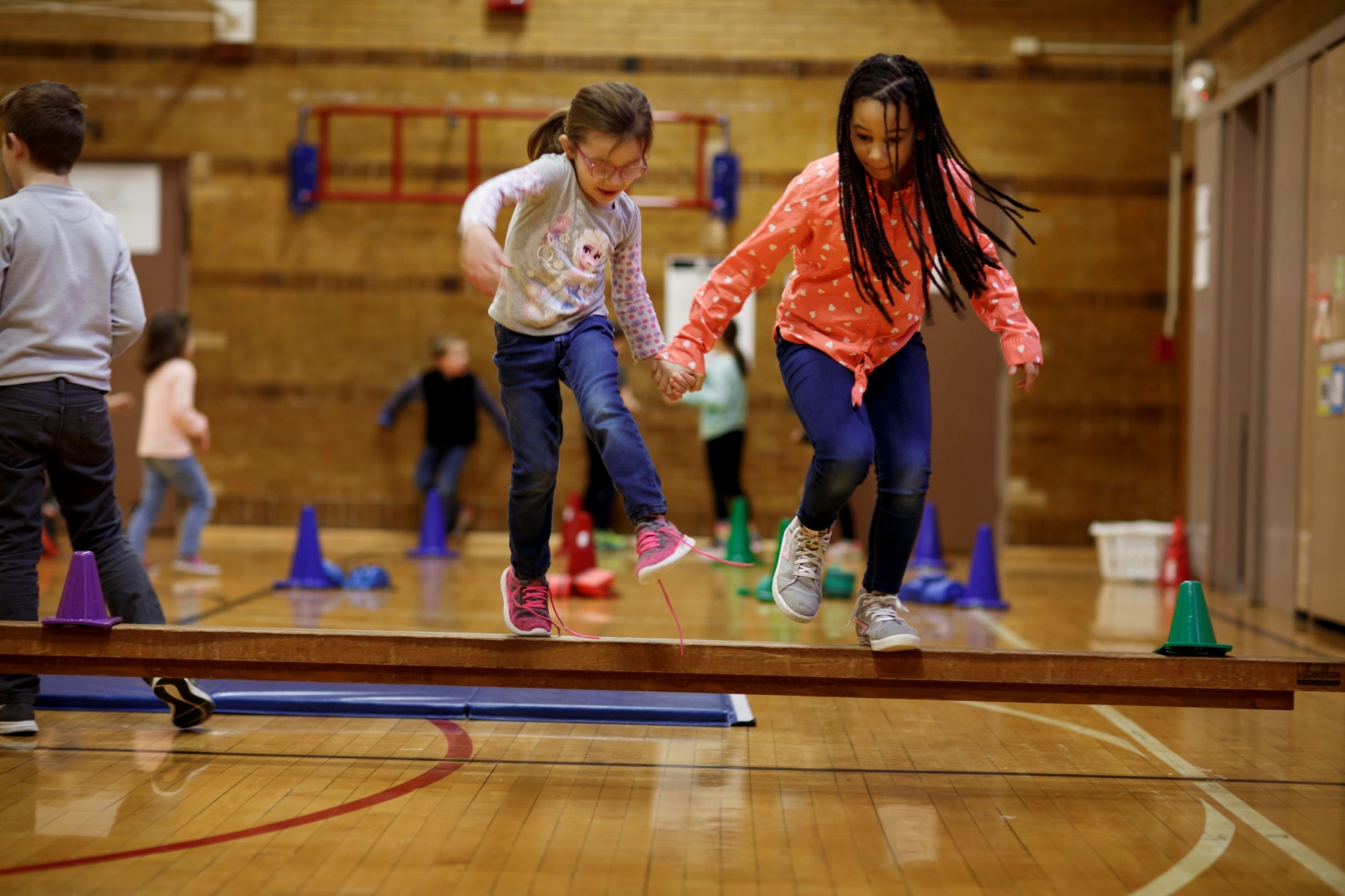 Вебинары 2022 биофотоны энергии долголетия. Человек прыгает. Принимал непосредственное участие. Физические качества. Спортивные люди.